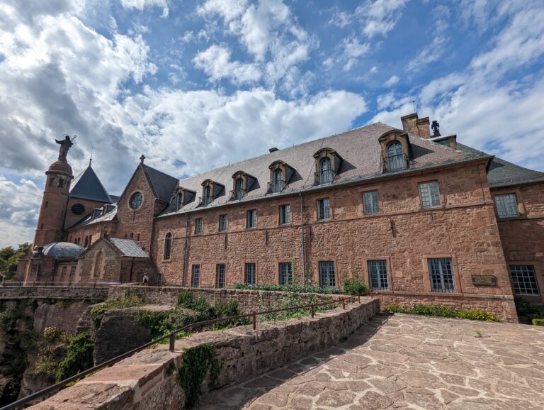 An der Heidenmauer entlang beim Kloster Hohenburg