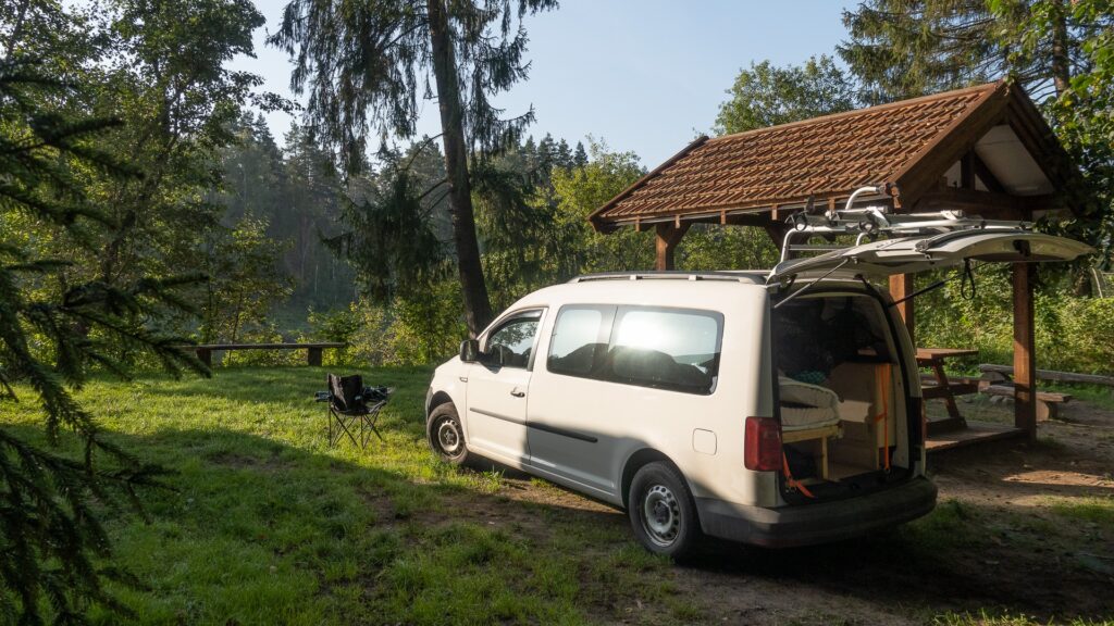 Ausgebauter Caddy Camper auf dem Campingplatz Jaunzāģeri