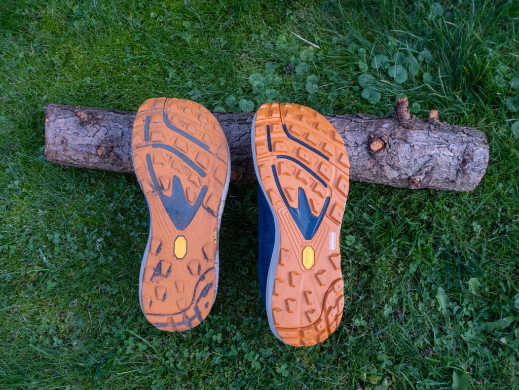 Sohlenvergleich Topo Athletic Terraventure 5: abgelaufene Sohle nach 730 km neben neuer Vibram-Megagrip-Sohle