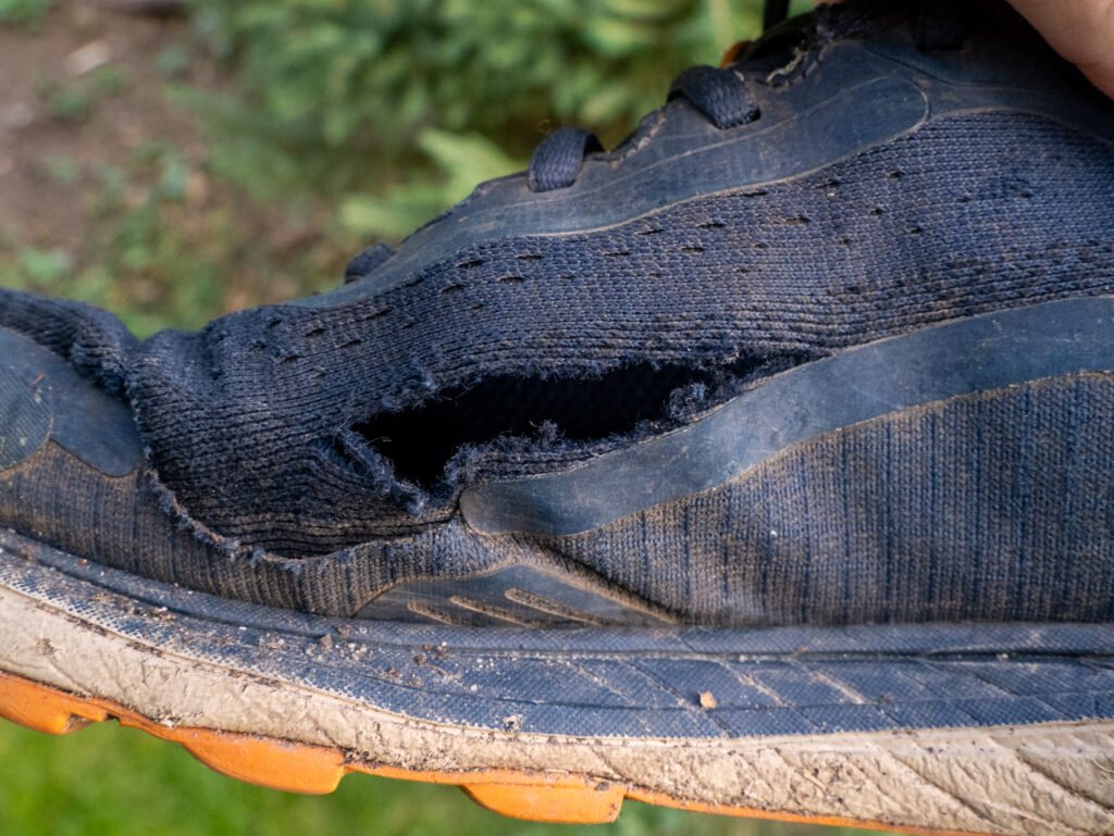 Aufgerissenes Obermaterial an der Seite des Topo Athletic Terraventure 5 nach 730 km