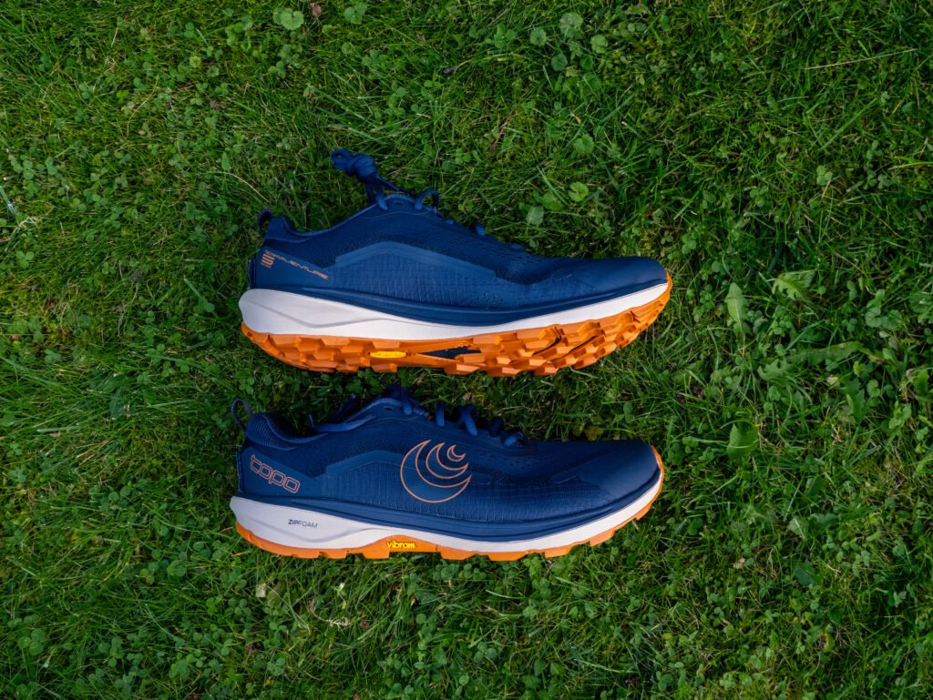 Neues Paar Topo Athletic Terraventure 5 in Blau von der Seite