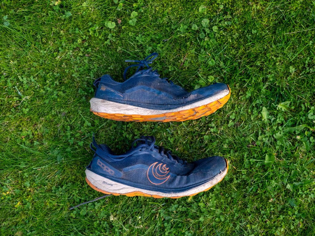 Getragenes Paar Topo Athletic Terraventure 5 nach 730 km auf dem PCT von der Seite
